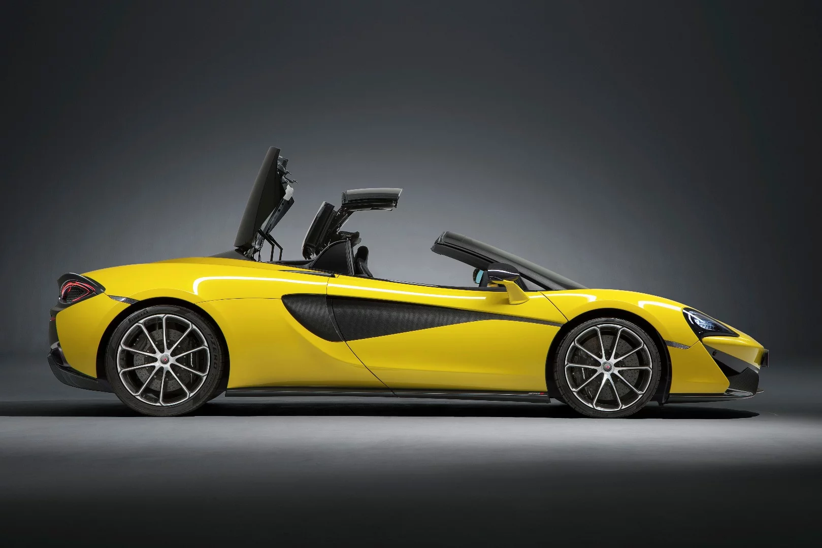 The folding roof in the McLaren 570S in action