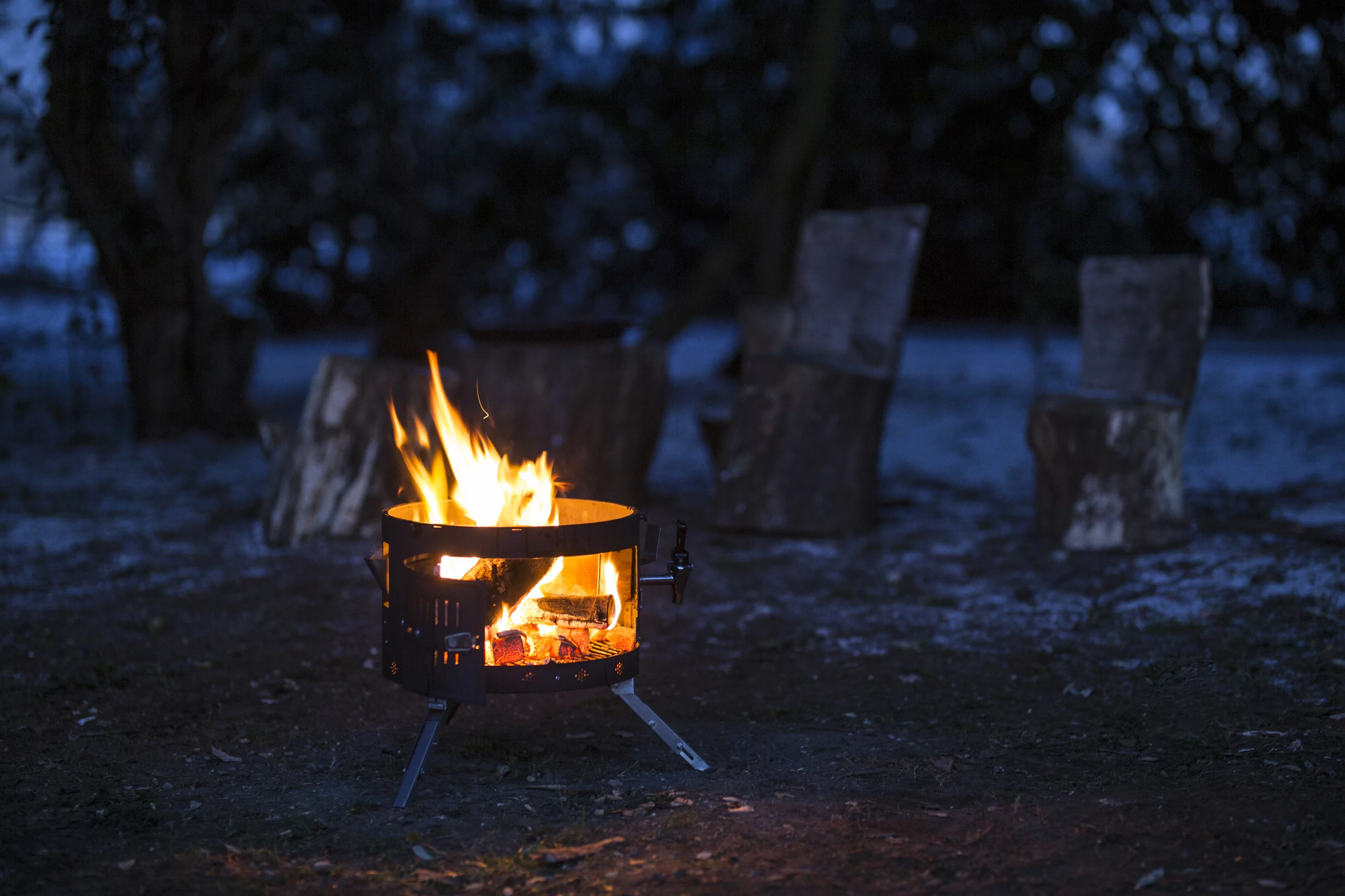 Billed as a kitchen in a backpack, the Aquaforno II when collapsed is a neat little disc-shaped package that can be lugged around inside a carry case