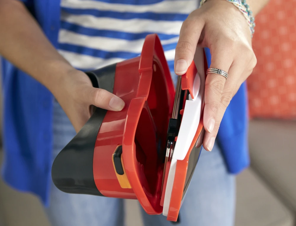 Users put their phone inside the Mattel ViewMaster VR (Virtual Reality)