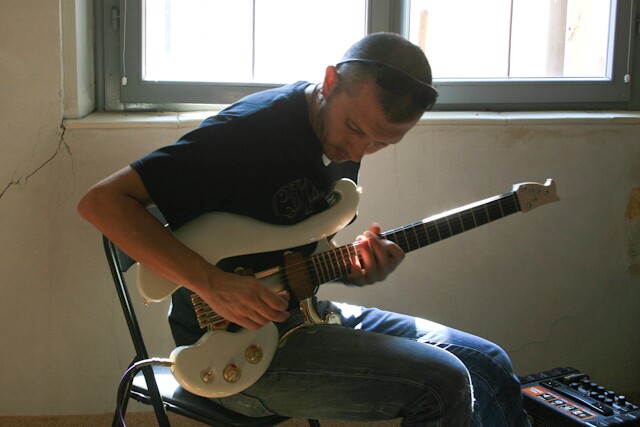 Guitarist Massimo Varini trying out a Di Donato guitar at the Musica A Fiorano Guitar Festival recently