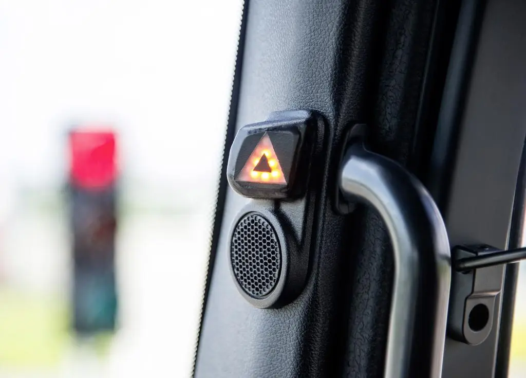 The system also aids when changing lanes by alerting the driver by means of an optical signal