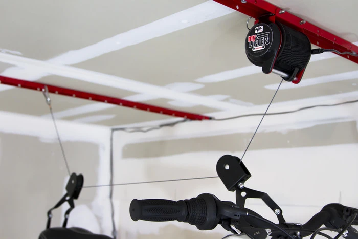 A built-in function called "smartLIFT" allows users to program the device to raise and lower objects to the same height every time
