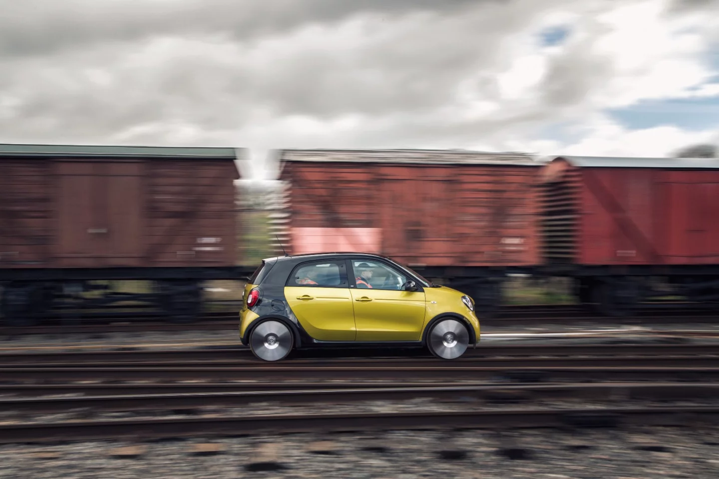 That's no model train; the Smart Forfour takes the tracks