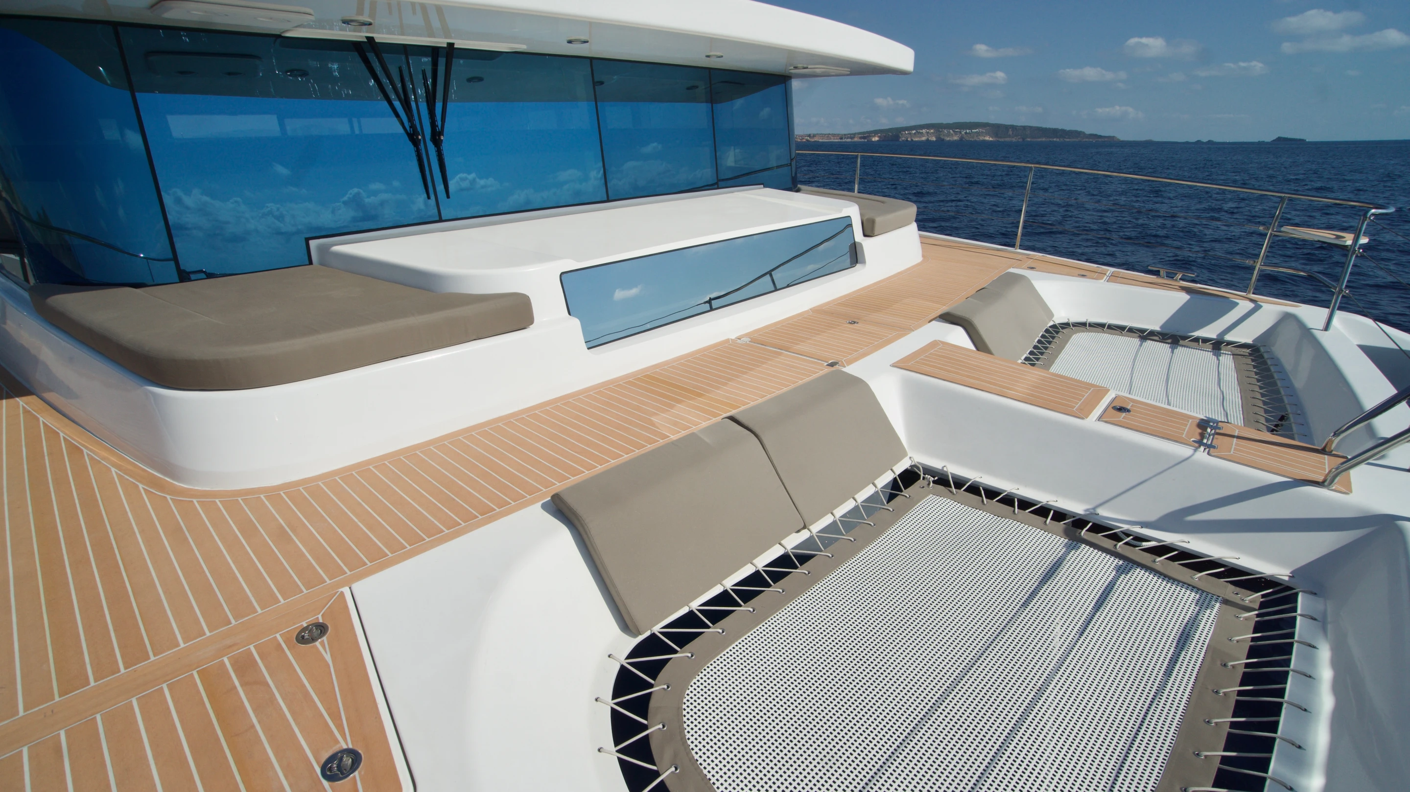 Silent 55: main deck sun lounges
