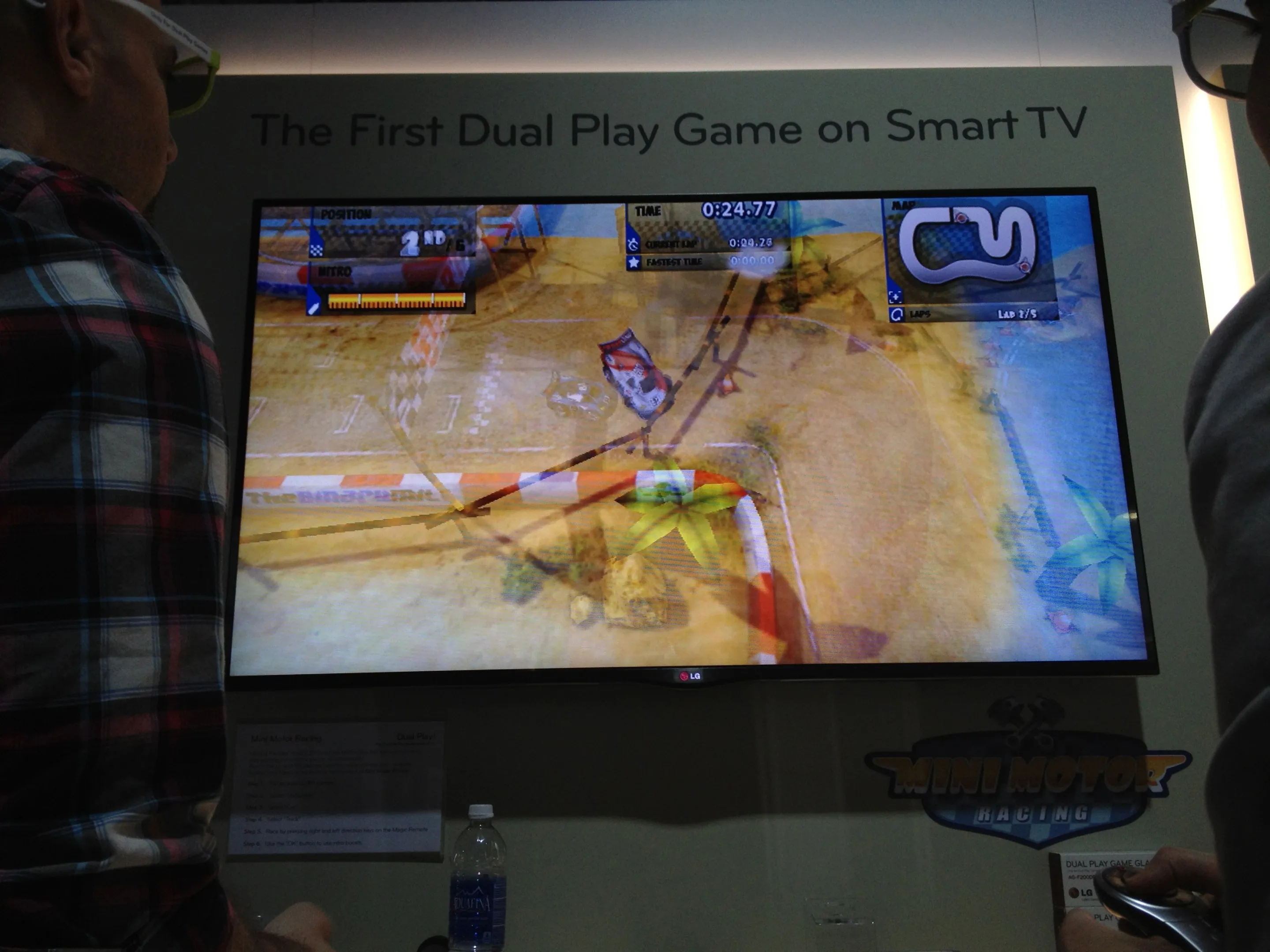 Another view of LG's dual play game without glasses