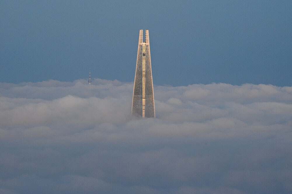 Kohn Pedersen Fox (KPF)'s Lotte World Tower reaches a height of 555 m (1,820 ft) over Seoul, South Korea