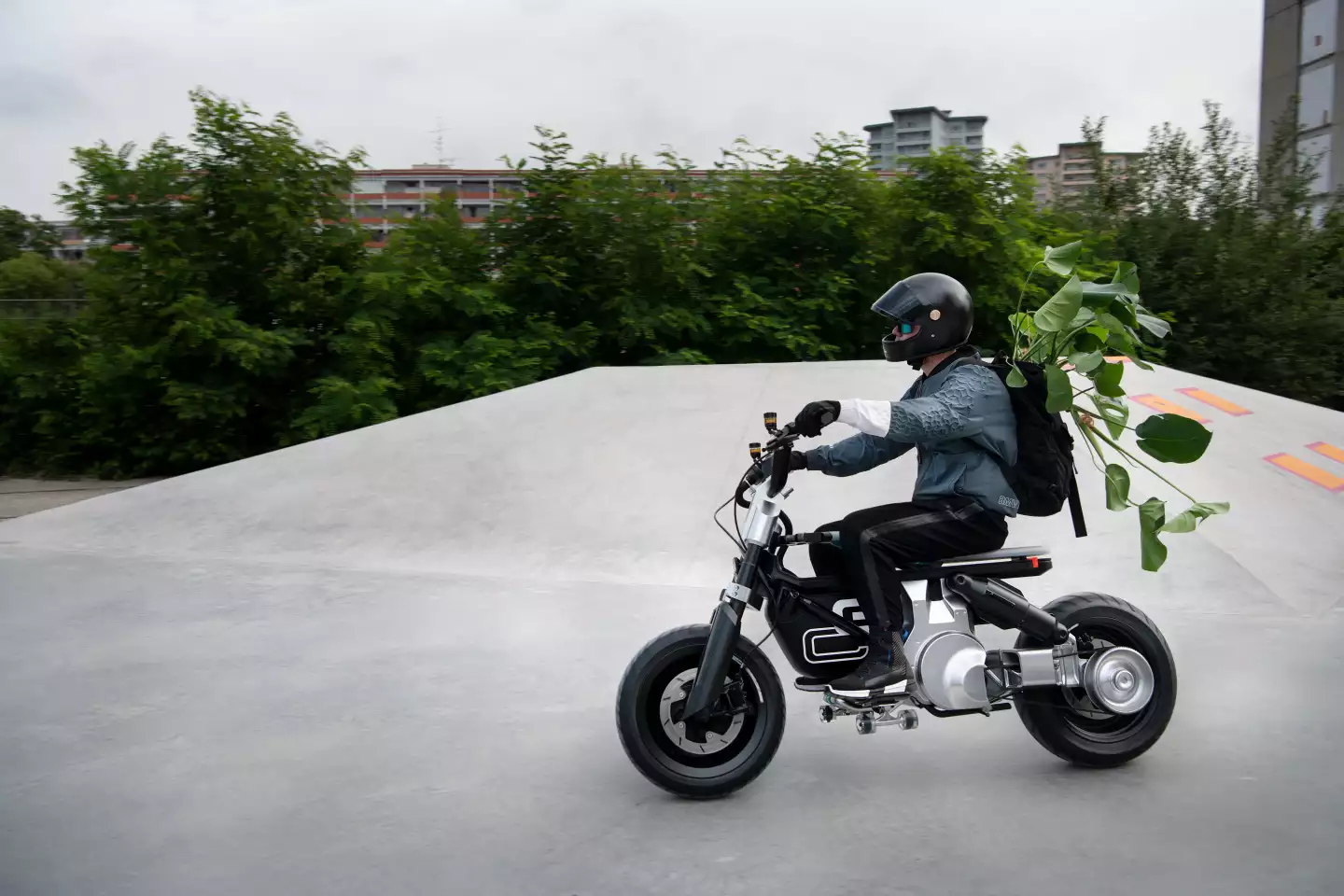 The CE-02 was designed to get new riders aged 16 and over onto their first funky electric urban roller