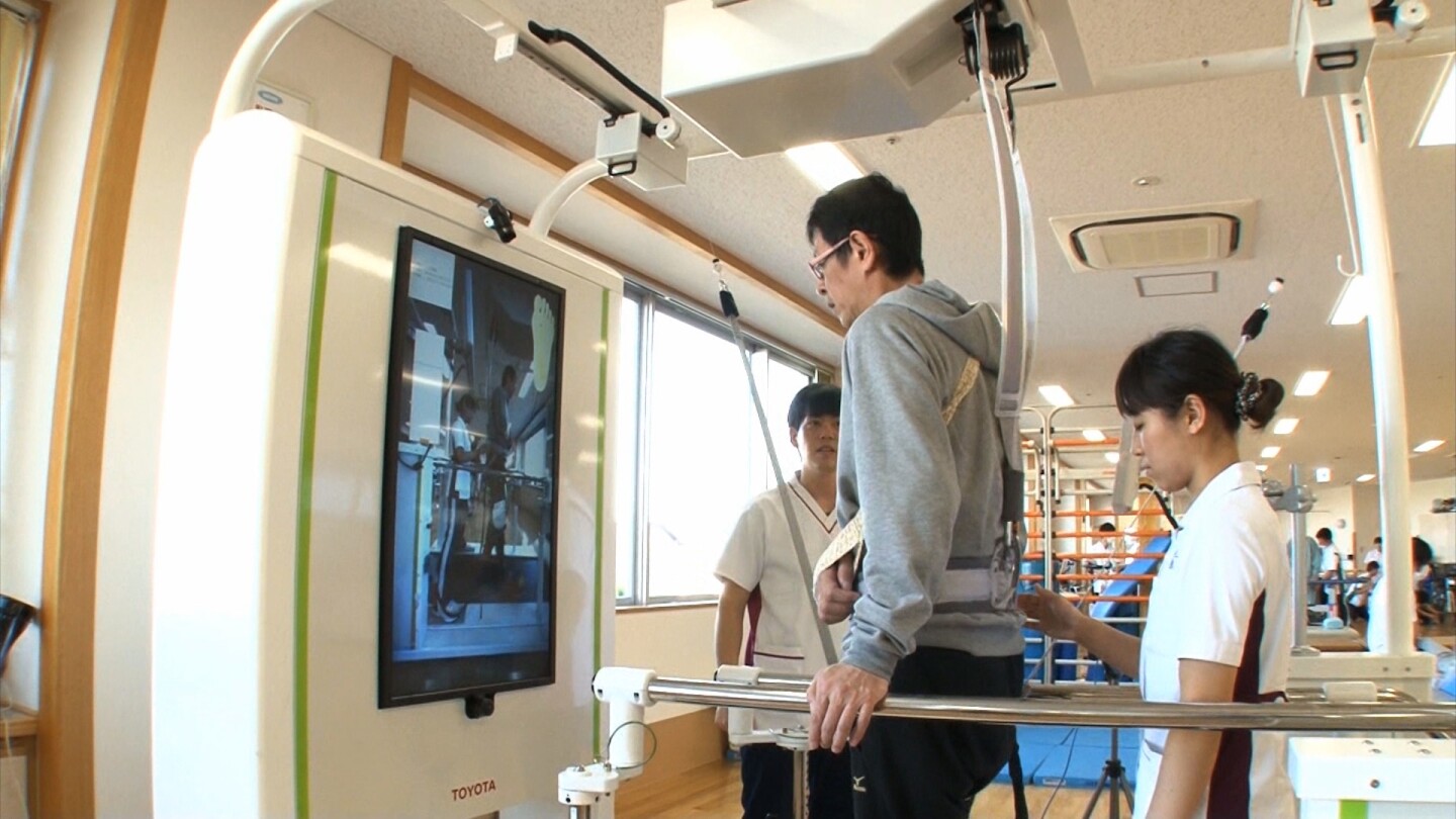 The screen lets the patient monitor their gait in real time