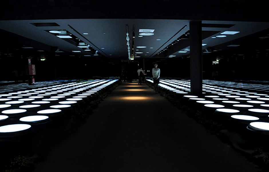 Each “onggi” features a different overhead projection that beams down upon it