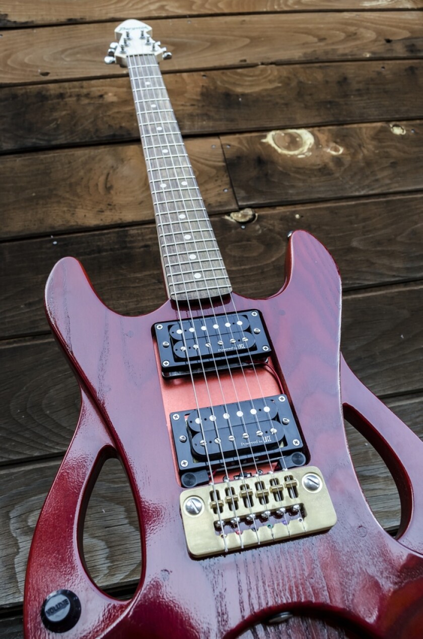A Bergstok player will be able to unplug the volume and tone controls from one wing of the body and plug them into the other for left or right handed playing