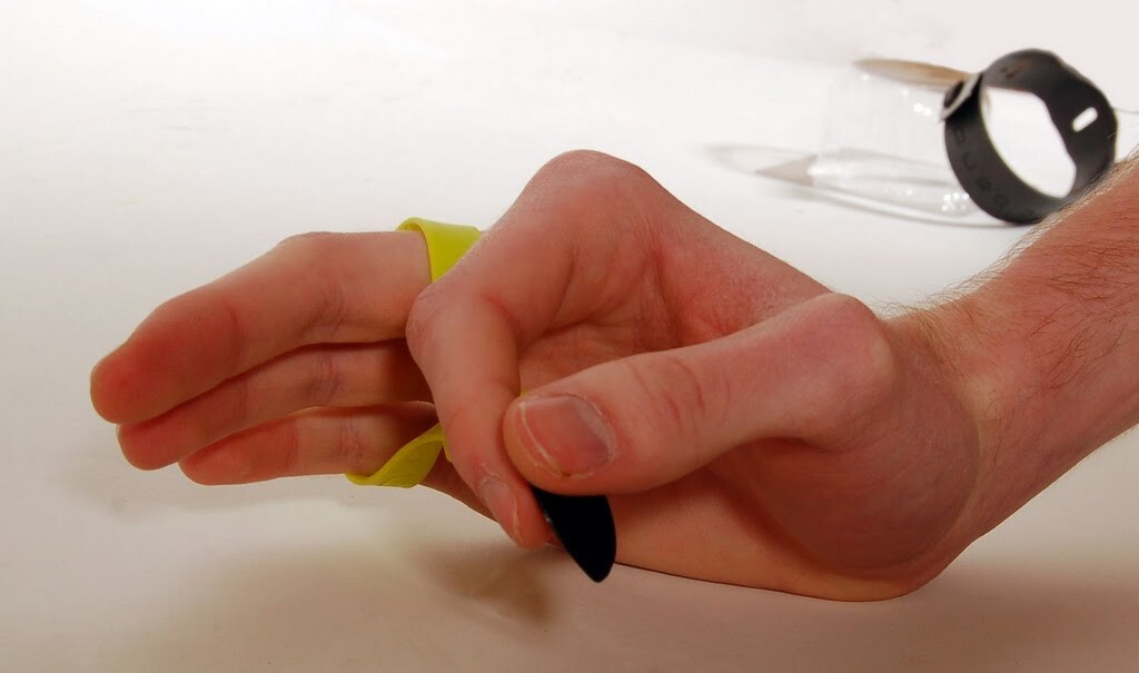 The lanyard can be wrapped around non-playing fingers