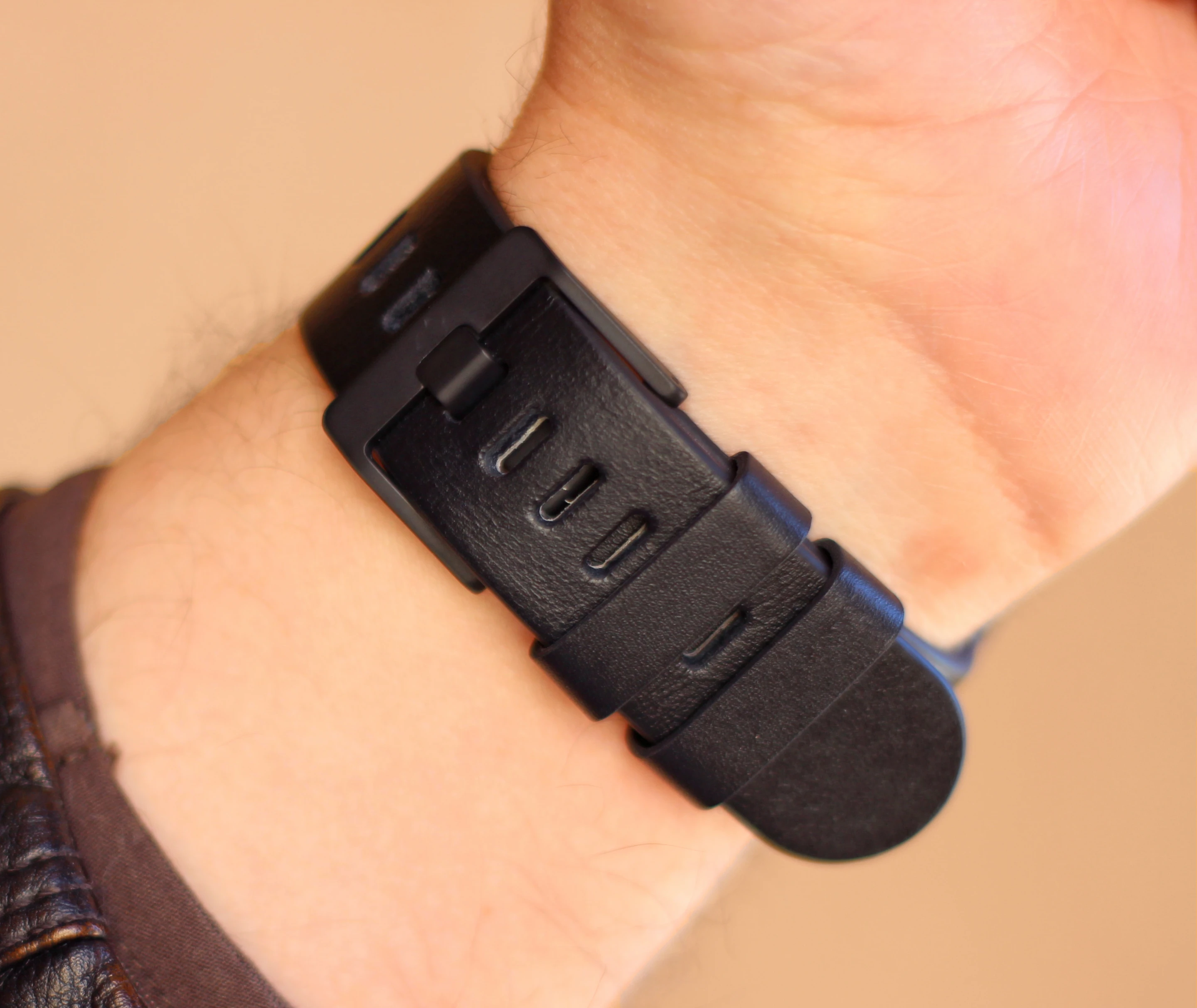 Back of the G Watch R's default band (Photo: Will Shanklin/Gizmag.com)