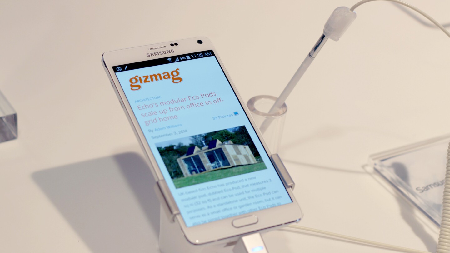 The iPhone 6 Plus' true rival: the upcoming Galaxy Note 4 (Photo: Will Shanklin/Gizmag.com)