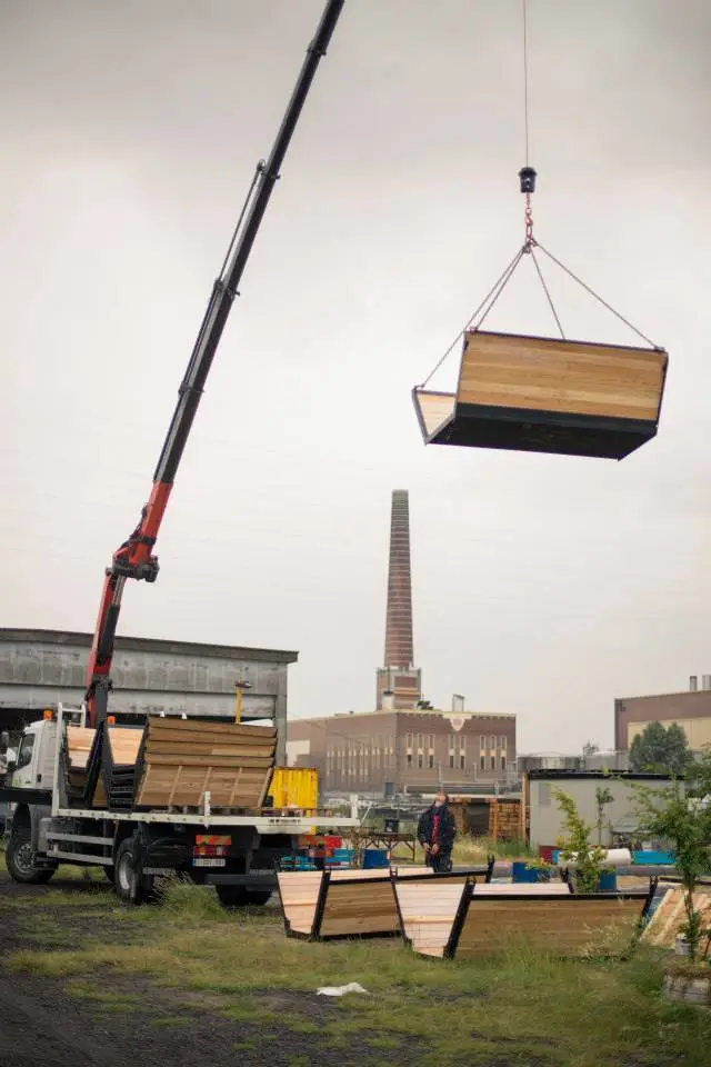 The B-And-Bee being installed at Belgium's Gentse Feesten festival (Photo: B-And-Bee)