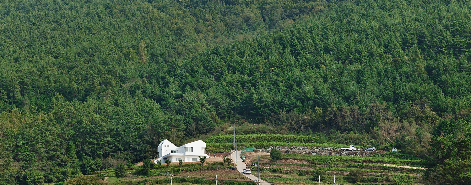 The house which now stands at a fishing village four hours to the south of Seoul (Photo: Kyungsub Shin)