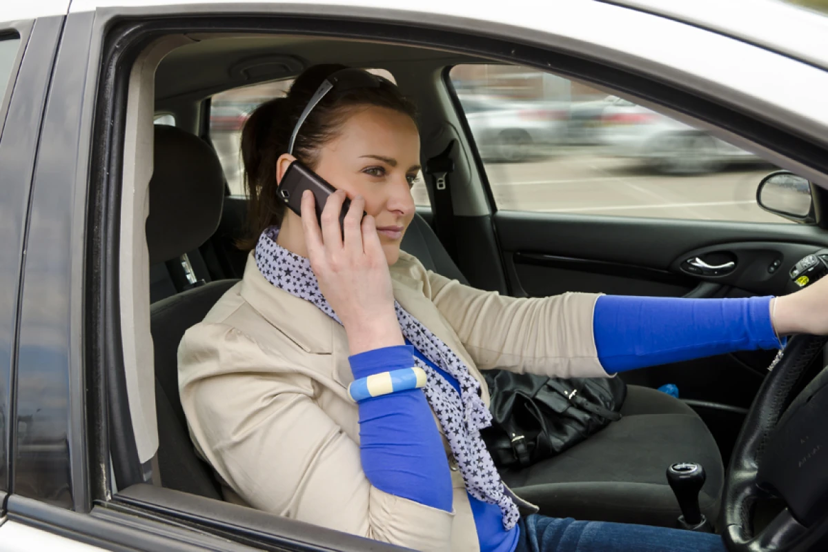 A system developed by Indian researchers blocks mobile phone signals while driving (Photo: Shutterstock)