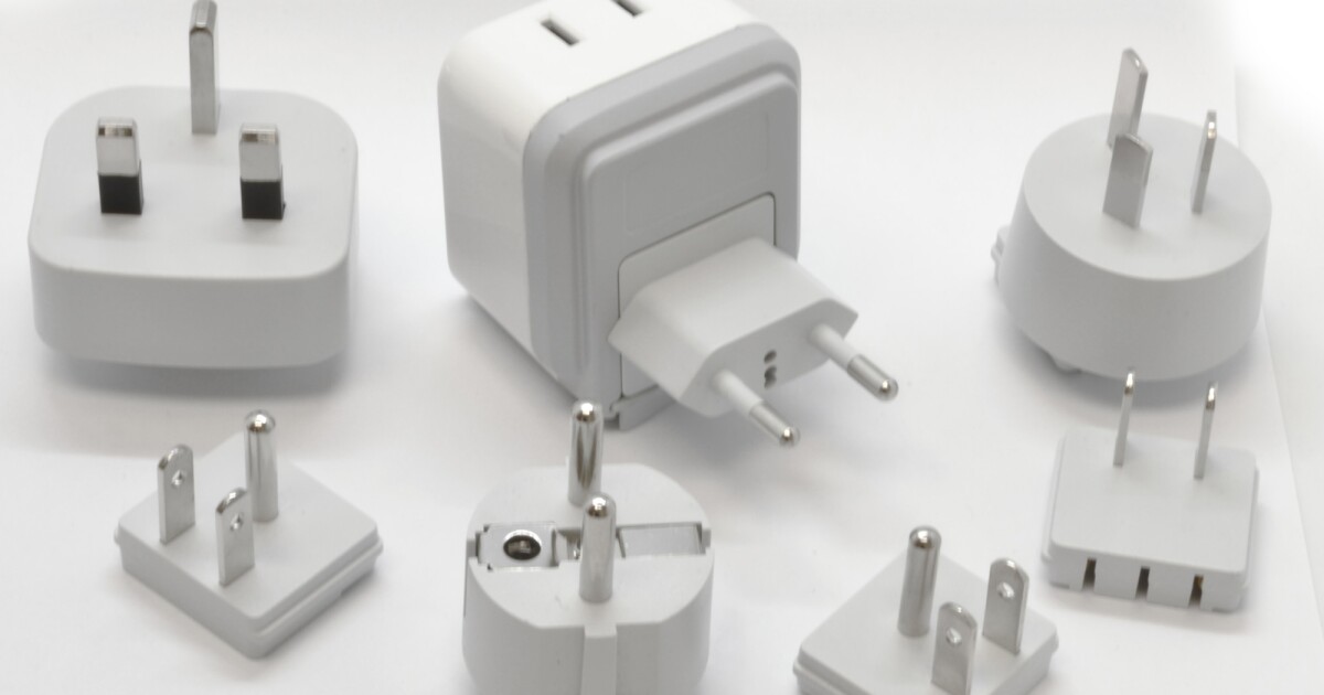 Compact Nan-Fuze adapter charges multiple devices whatever the outlet