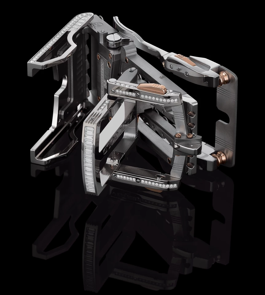 Roland Iten's Calibre R822 "Predator" belt buckle: Short course required to operate