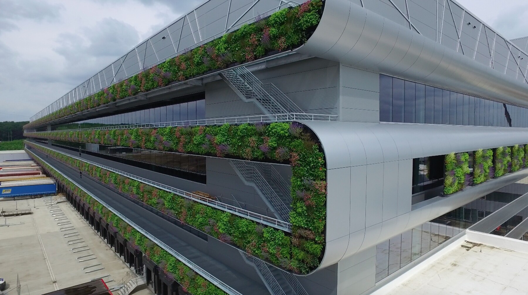 Ga door Adviseur Kenia Nike's huge European warehouse boosts efficiency with sheep, canals and robot cranes Ga door Adviseur Kenia Nike's huge European warehouse boosts efficiency with sheep, canals and robot cranes