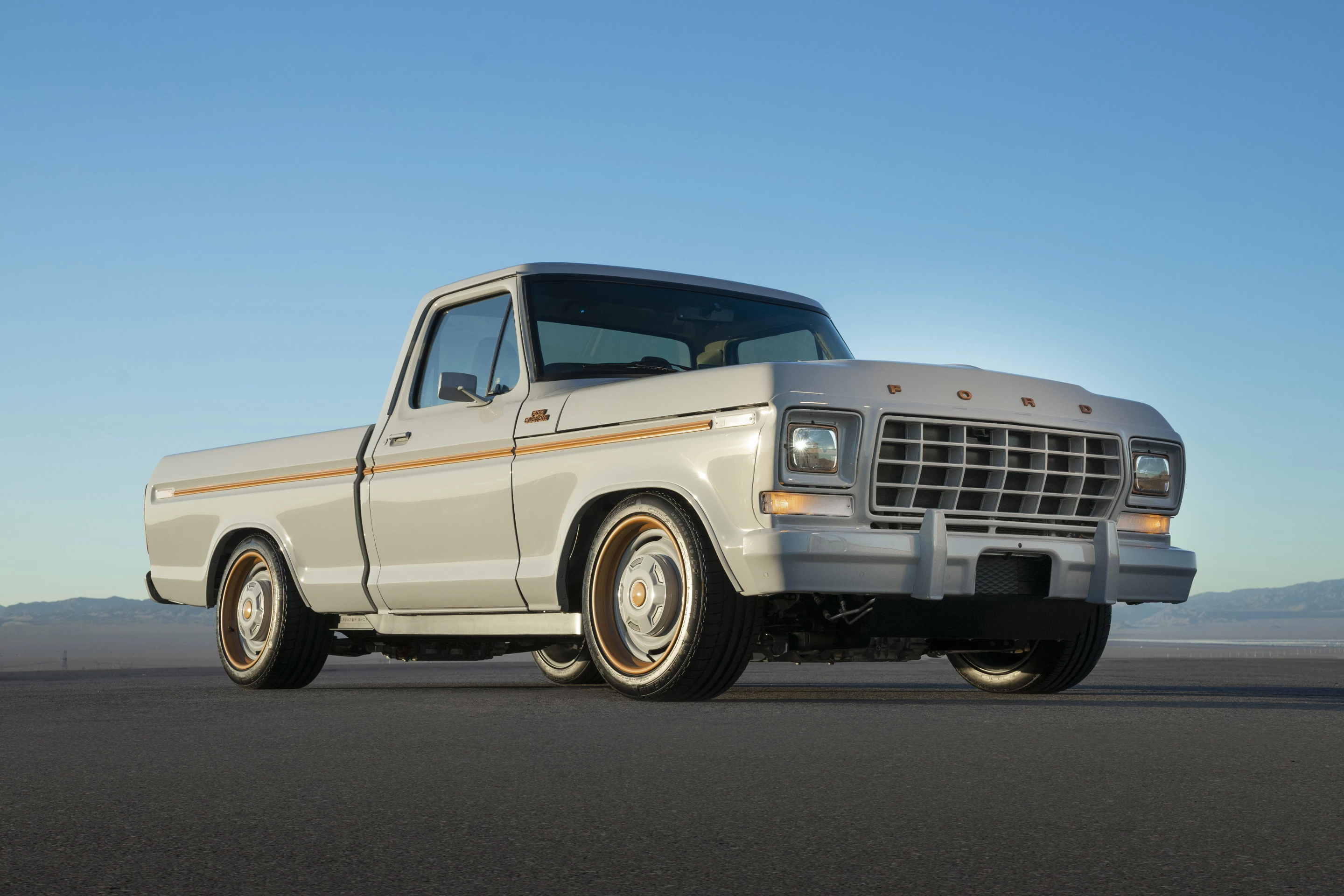 The Ford F-100 Eluminator concept sits atop 19-inch billet aluminum three-piece wheels and Michelin Latitude Sport high-performance tires