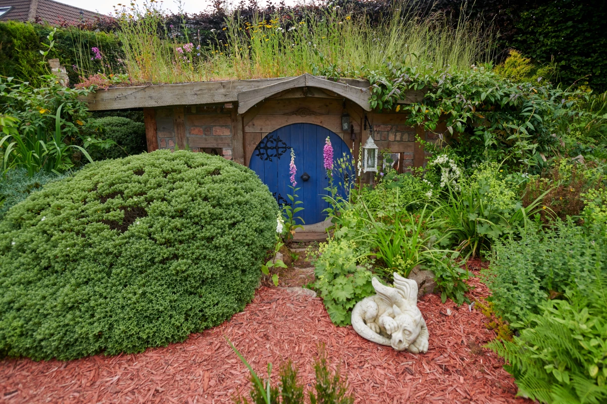 The hobbit hole-like Bux End, by Chris Hield, is used as a workshop for the owner to make armor and chainmail. The project is a finalist in the Nature’s Haven category