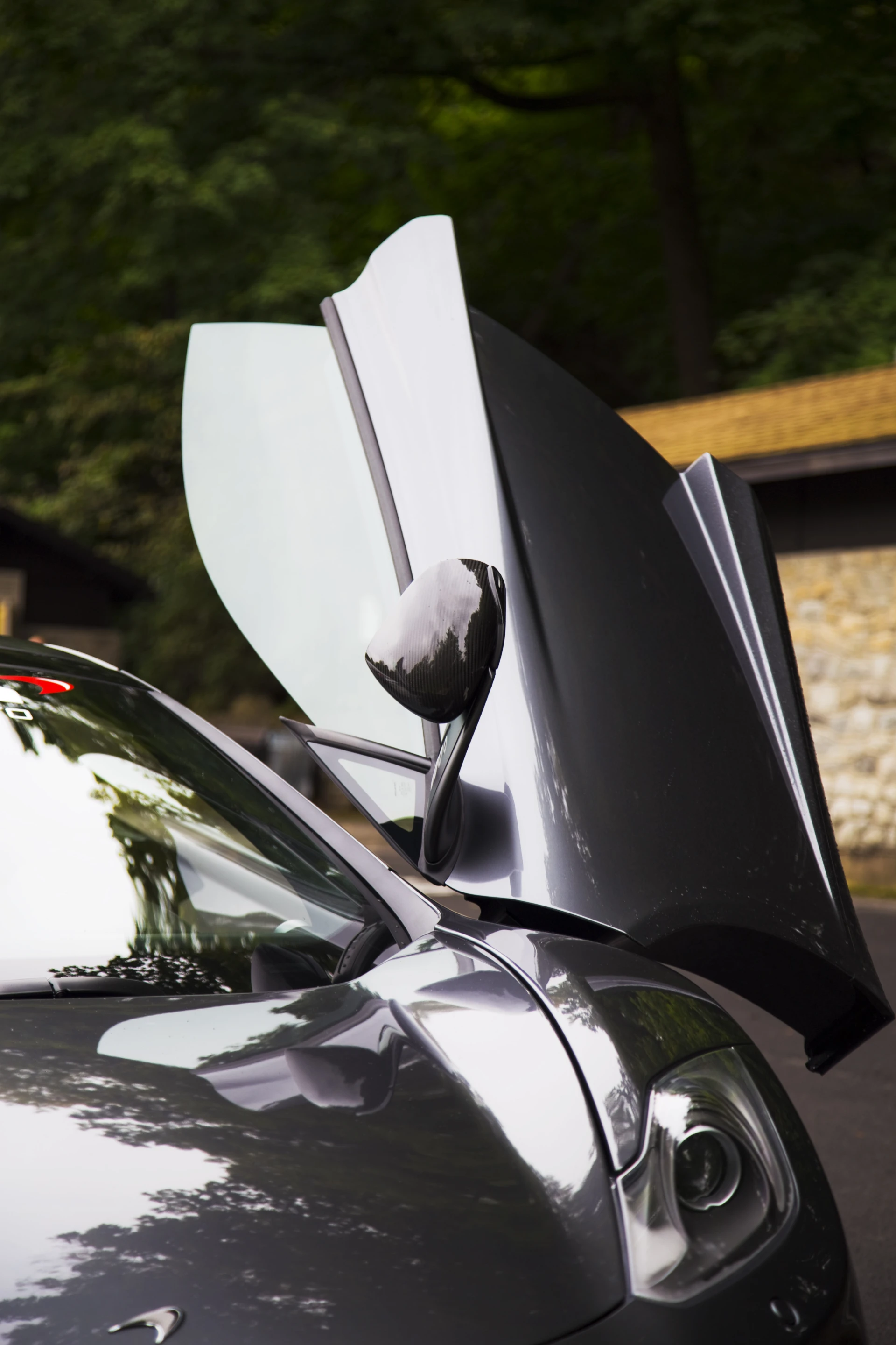 Windows automatically come down a few inches when dihedral doors are opened (Photo: Angus MacKenzie/gizmag.com)