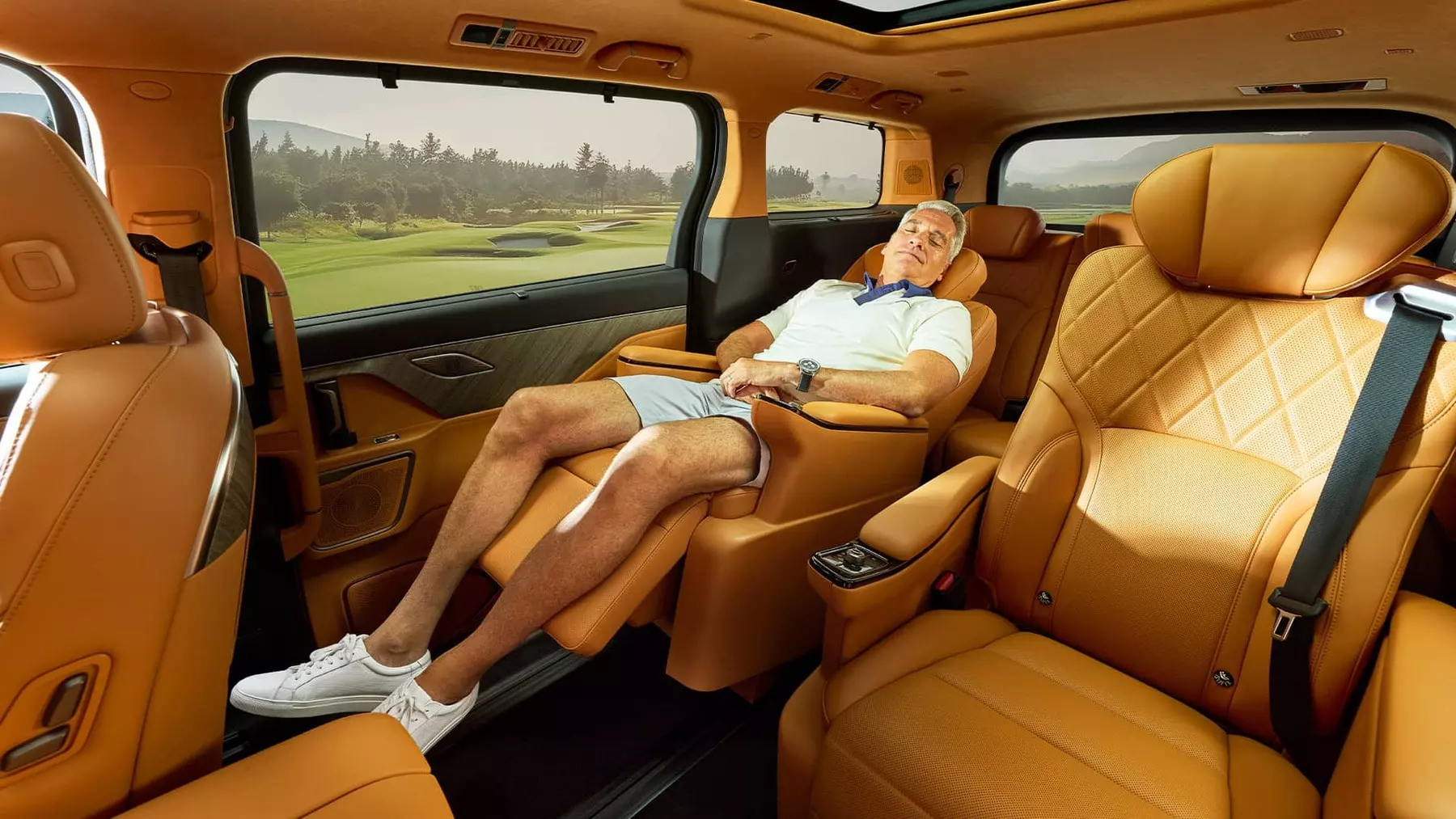 Inside the cabin, you should expect a plush experience with the FX Super One coming with two or three rows of seats for four, six, or seven people