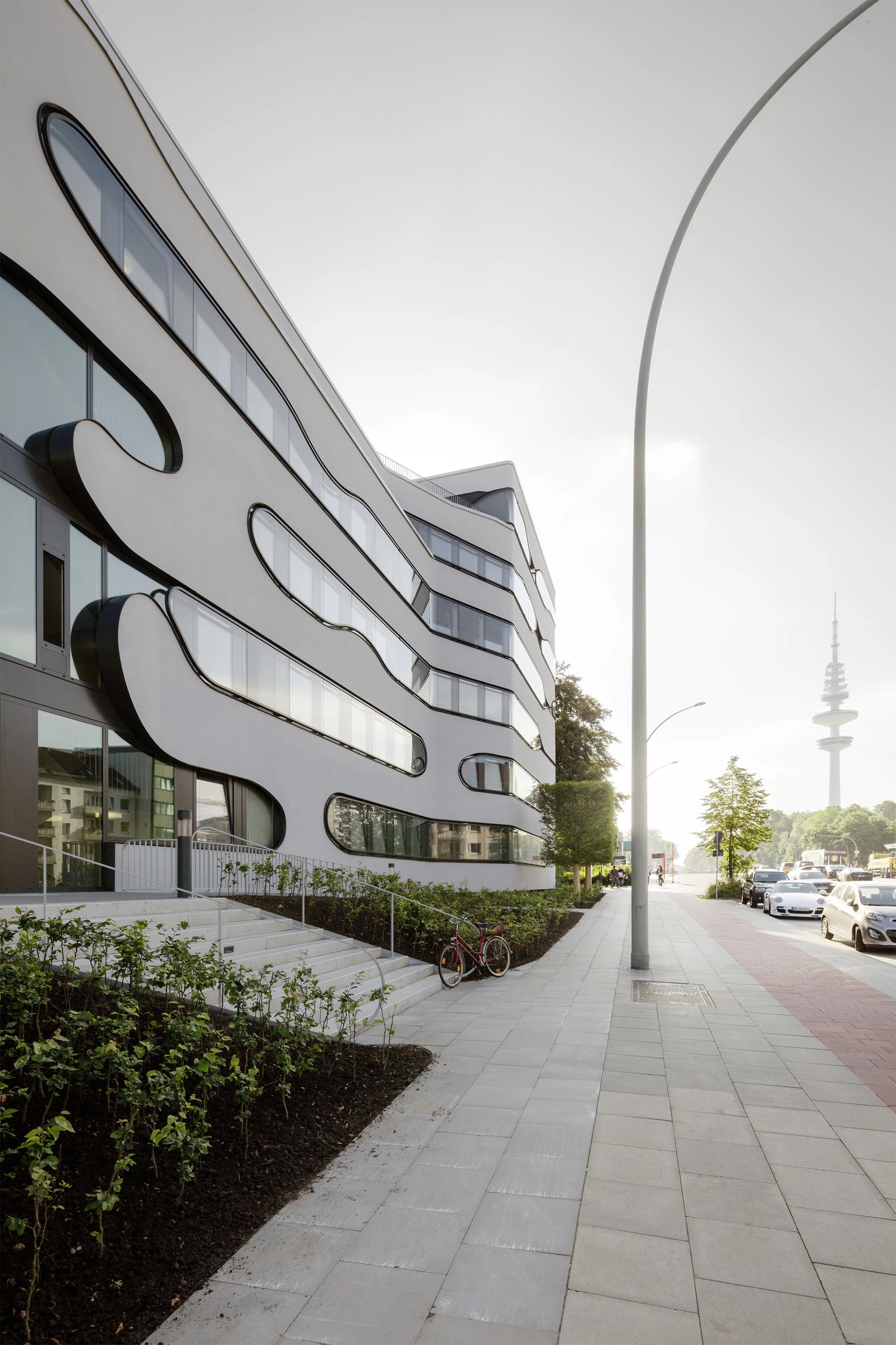 The architect describes the facade as having an organic formal language (Photo: Jan Bitter)