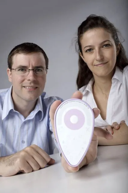 Dr Shamus Husheer and Dr. Oriane Chausiaux show off the DuoFertility system