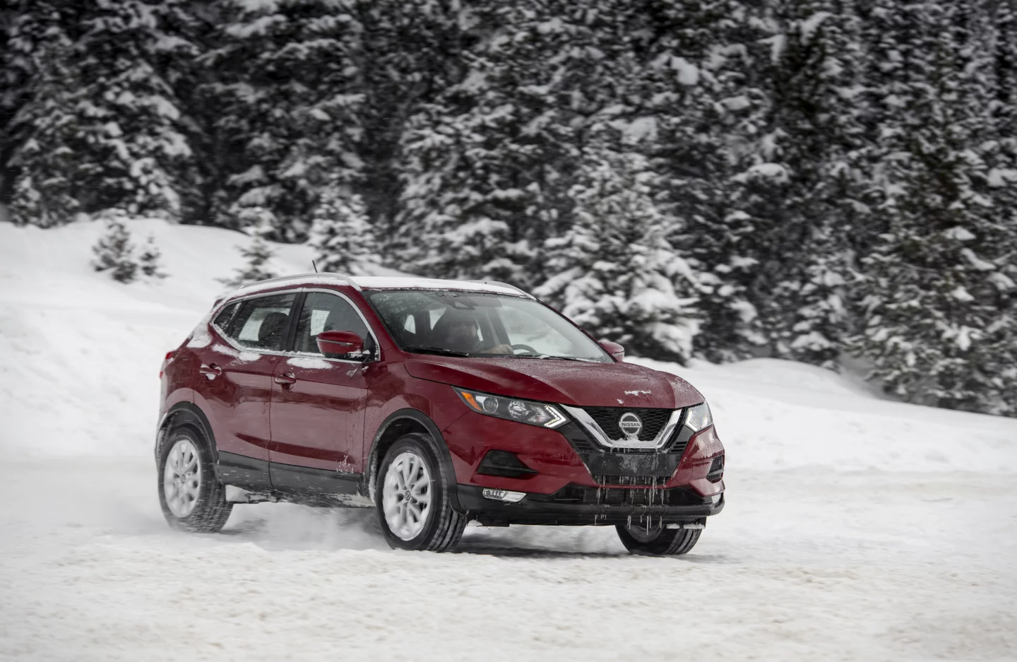 The 2020 Nissan Rogue Sport (aka Qashqai) has a very predictable and stable dynamic on the snow and ice