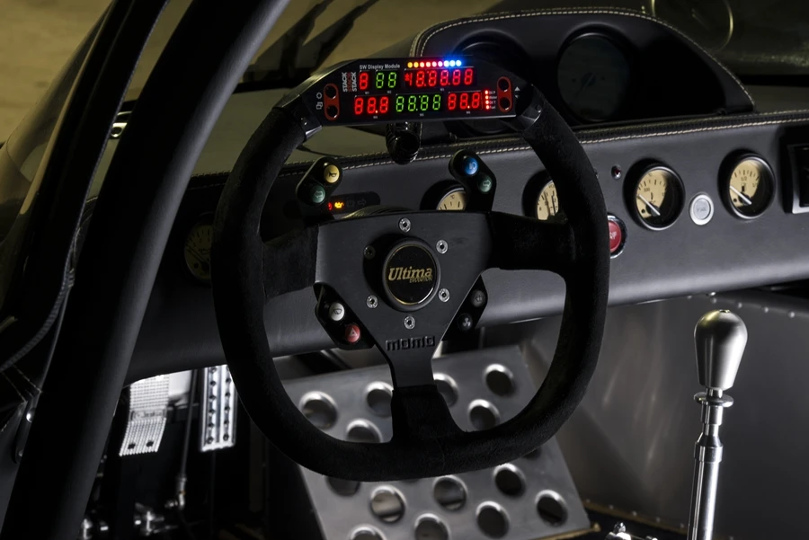 Stack display system integrated into the flat-bottom steering wheel