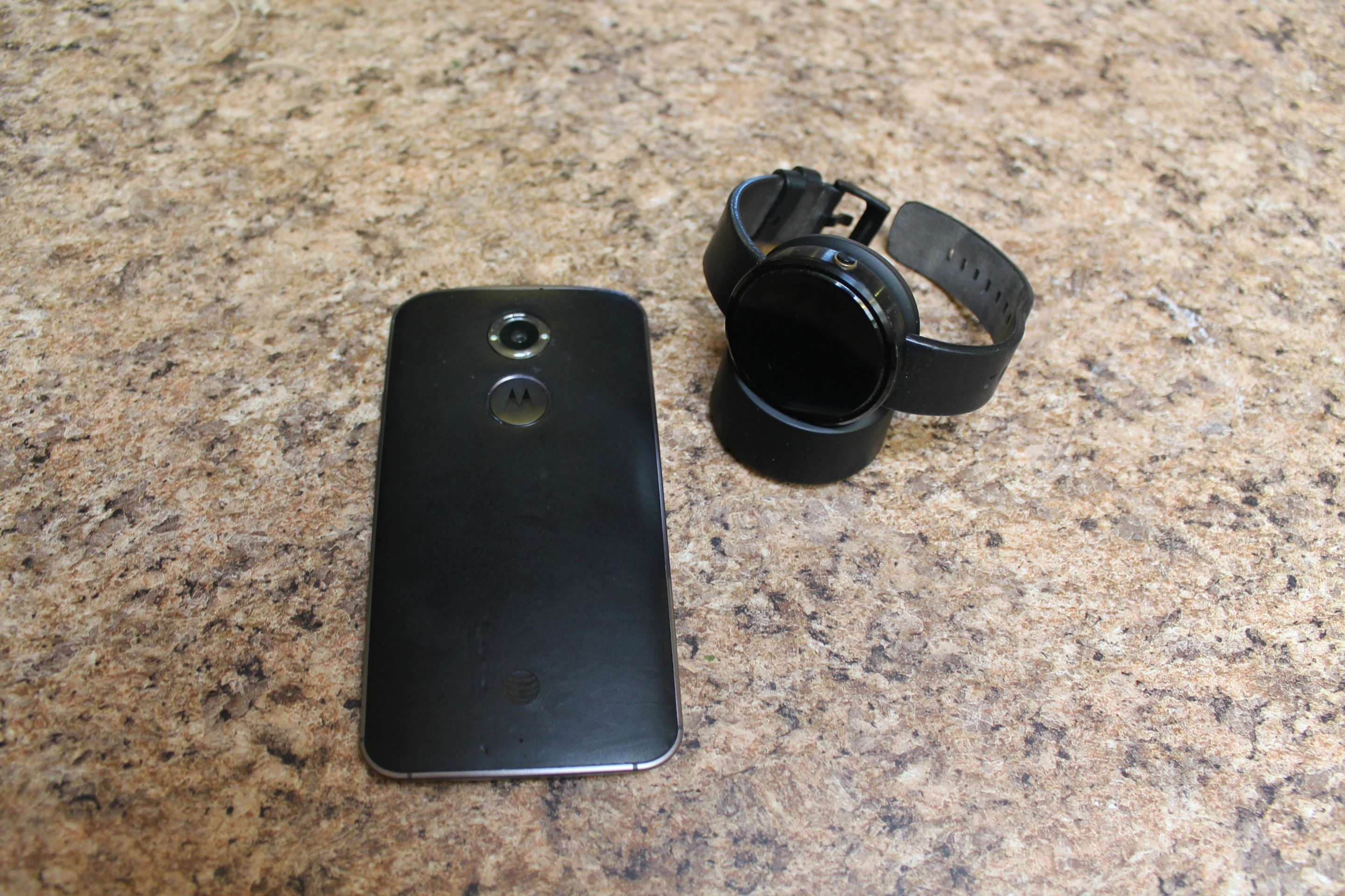 The new Moto X (2014) and the Moto 360 smartwatch (Photo: Eric Mack/Gizmag.com)