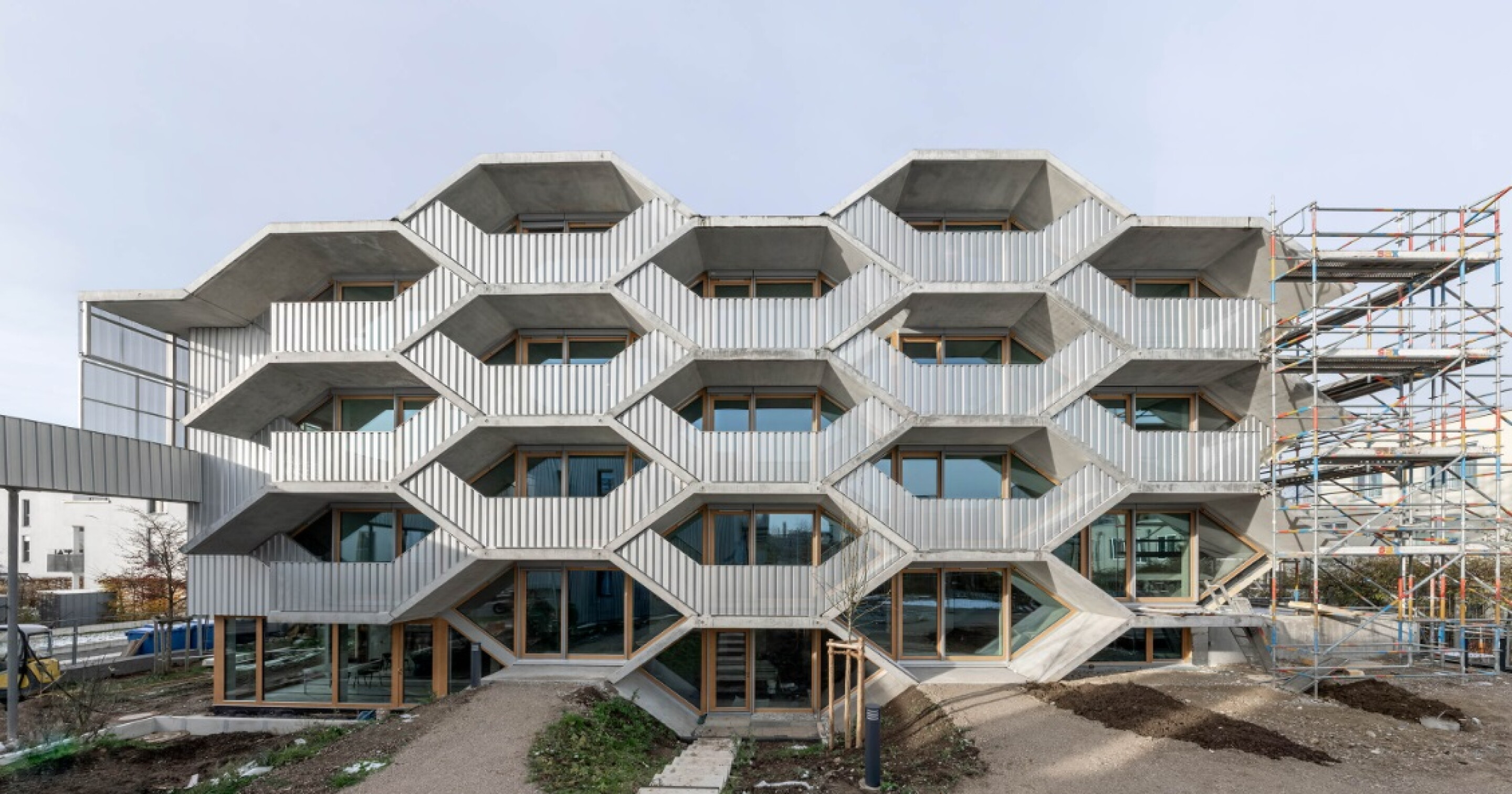 honeycomb-house-showcases-the-future-of-urban-living-in-germany