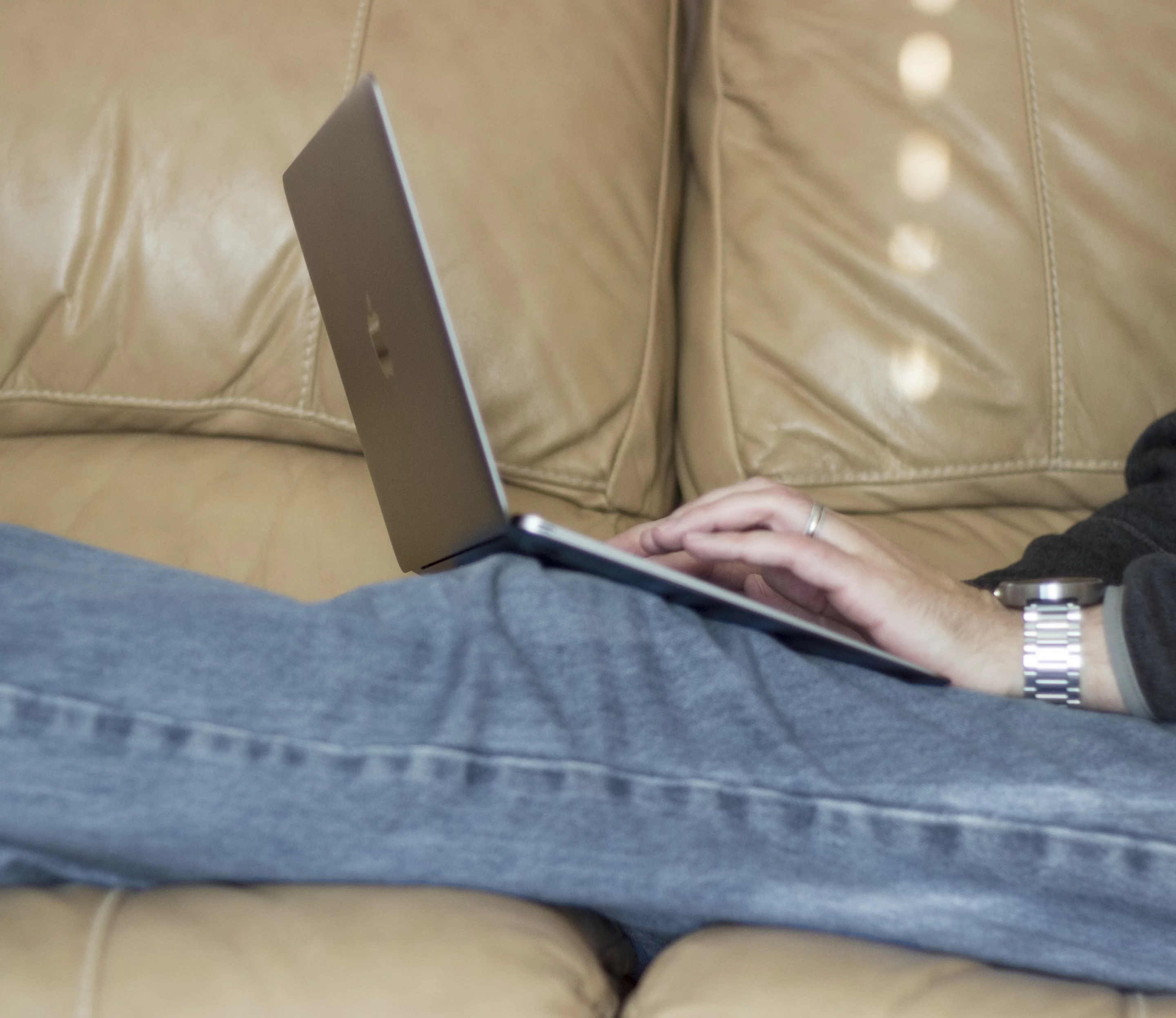 Lap typing with the ultra-light and thin 2015 MacBook (Photo: Will Shanklin/Gizmag.com)