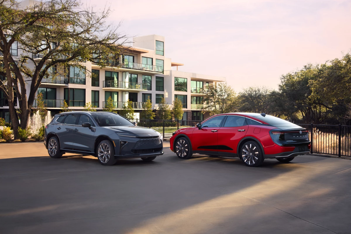 2025 Toyota Crown Signa (left) and 2025 Toyota Crown