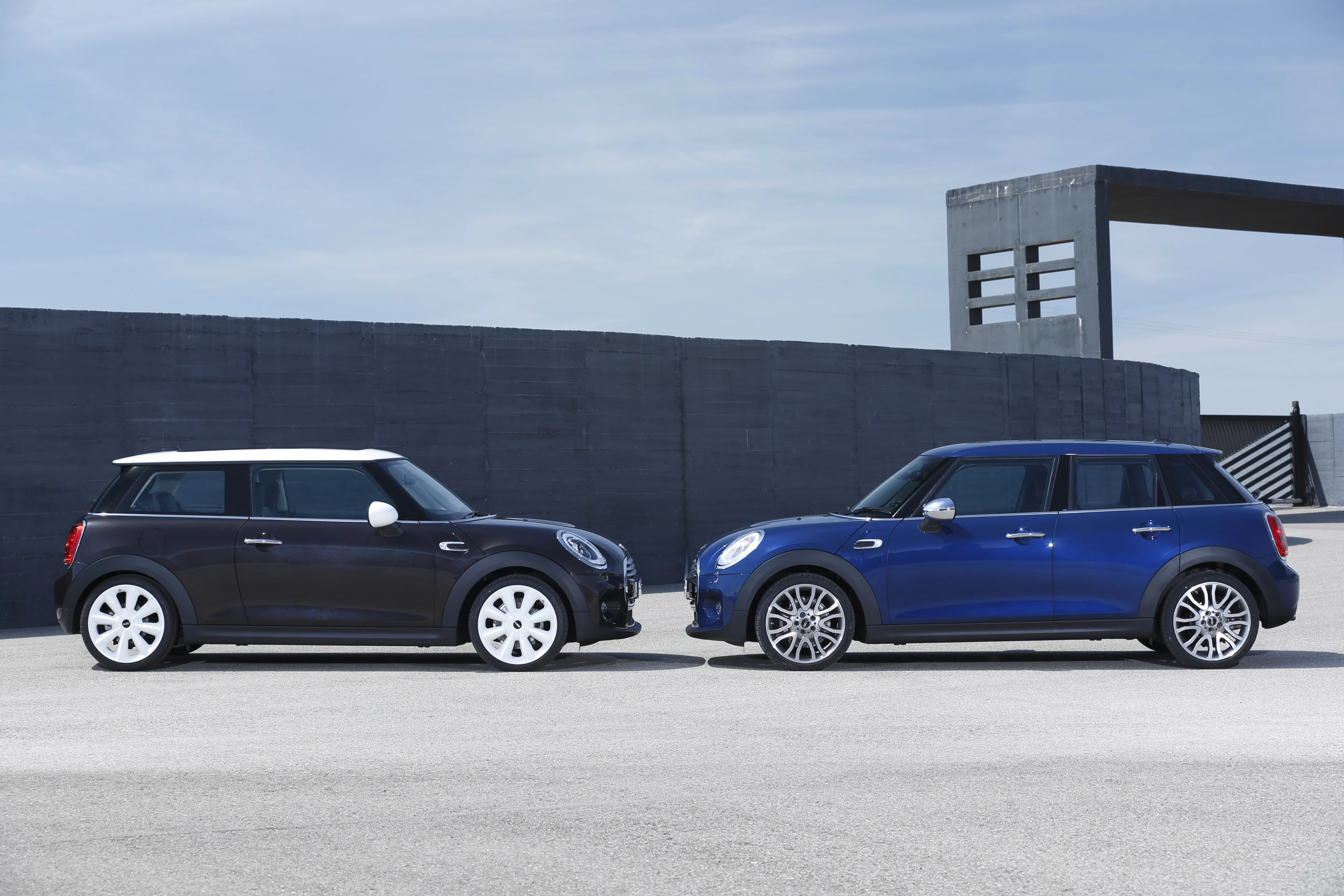 Side comparison of the 5-door and 3-door Minis