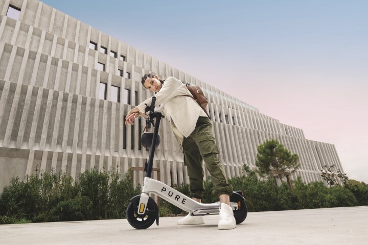 The Pure Advance, Advance+ and Advance Flex electric scoots have footpegs at either side of the frame for the adoption of a forward-facing stance while on the move