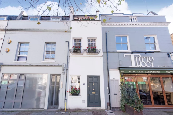 The Slim House is narrower than a London tube carriage
