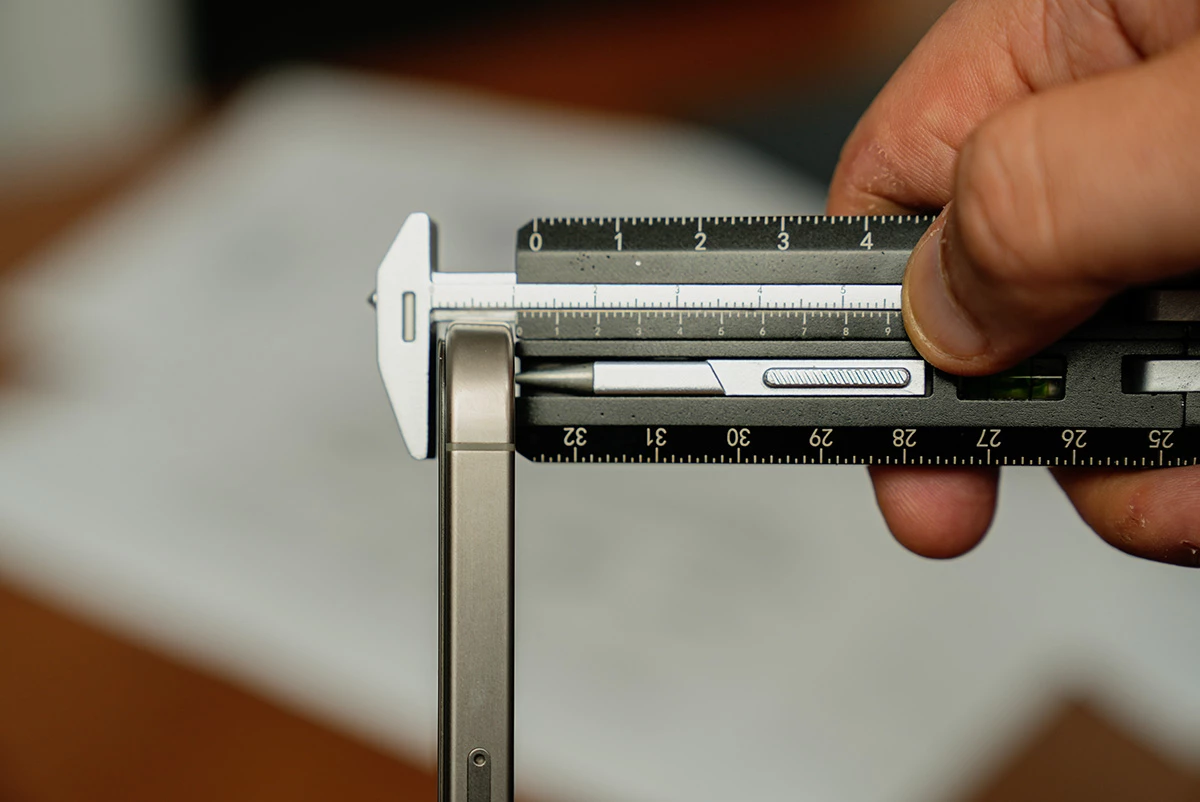 There are several clever tools built into the Omni-R, including a 2.3-inch Vernier Caliper for measuring small objects