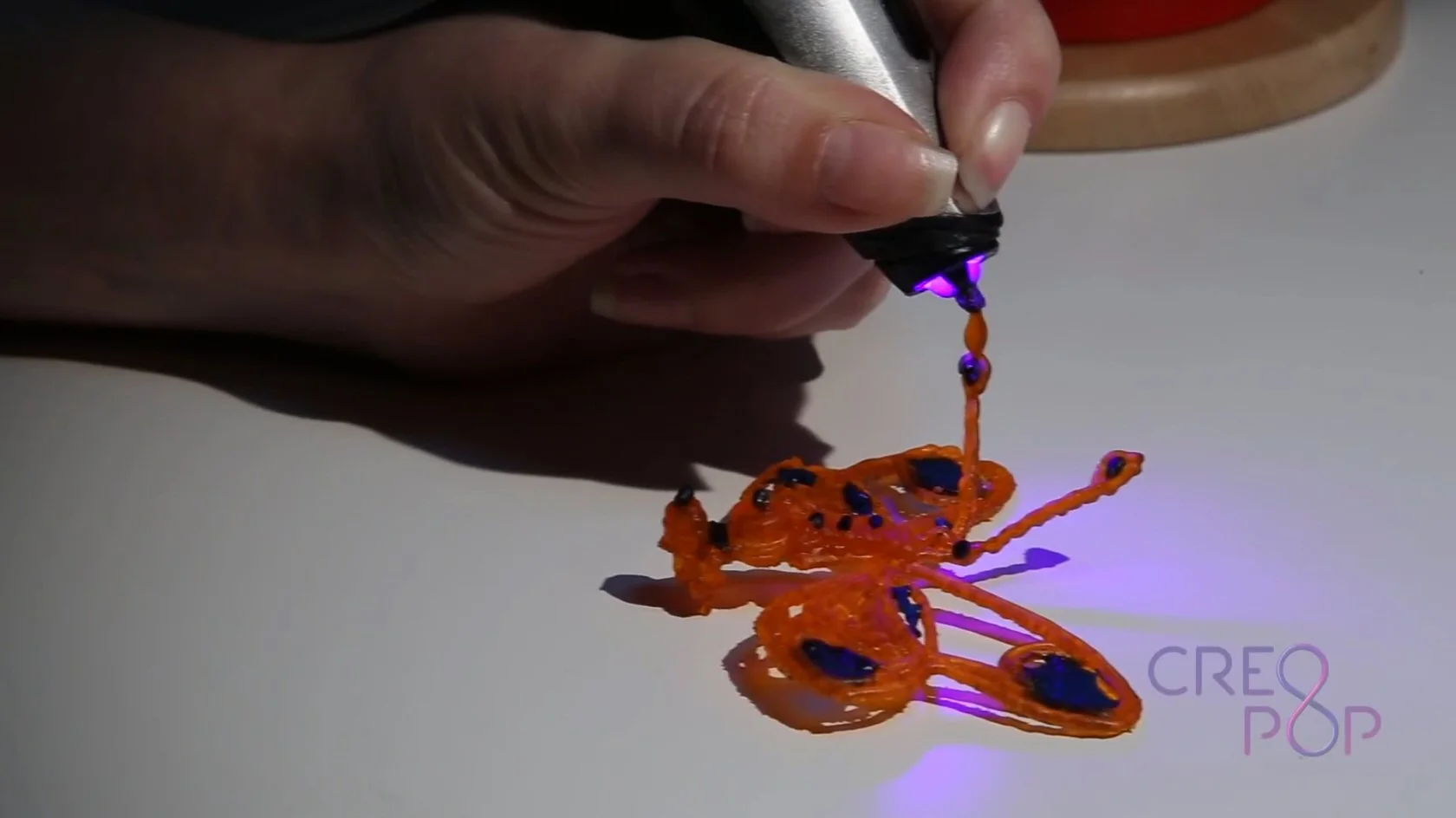 Each non-toxic ink capsule is reported to be good for 14 m (46 ft) of 3 mm thick strands