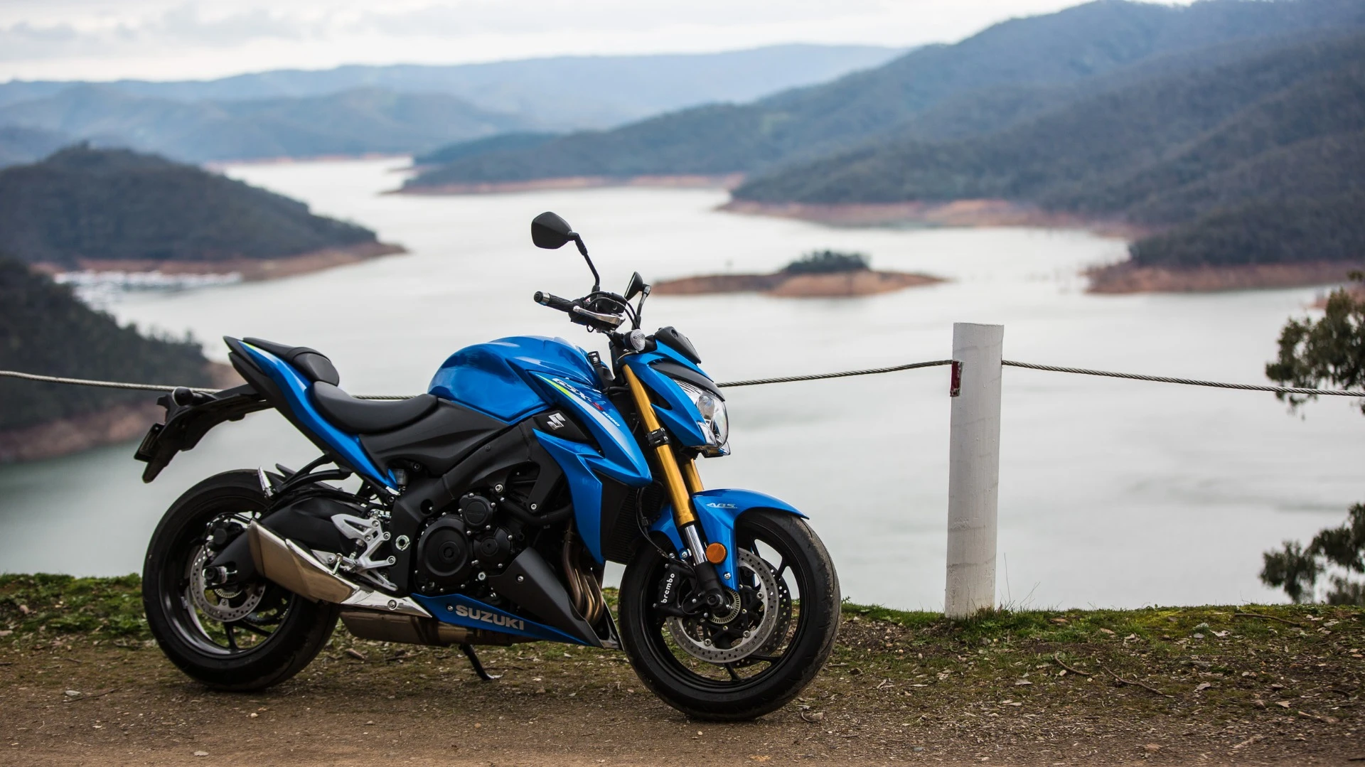 Suzuki GSX-S1000: Showa shock is adjustable for rebound and preload only