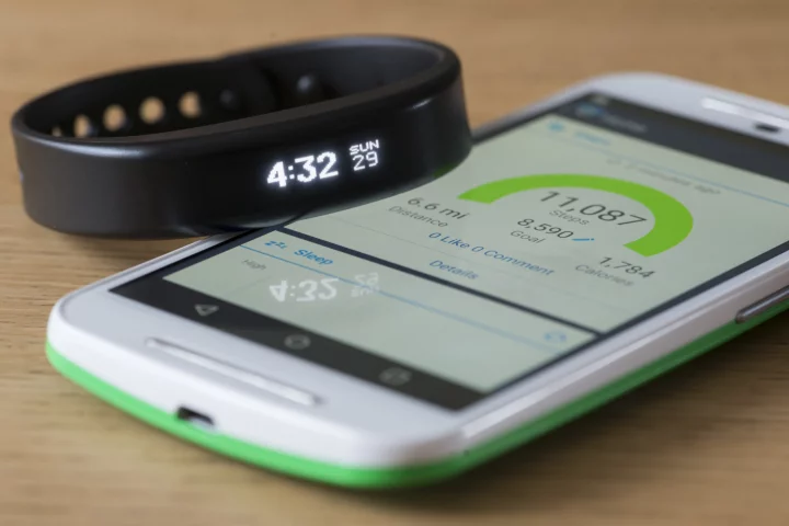 Gizmag reviews the Garmin Vivosmart fitness tracker band (Photo: Simon Crisp/Gizmag.com)