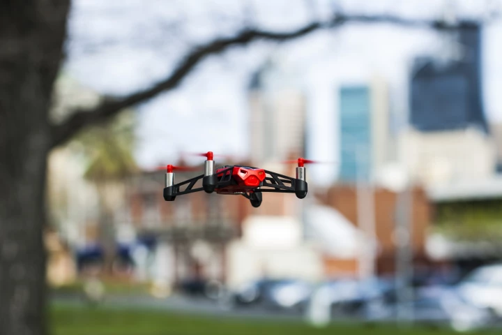 We preferred to liberate the 55 g (1.95 oz) plastic body of its oversized wheels and let it roam the skies uninhibited (Photo: Nick Lavars/Gizmag)