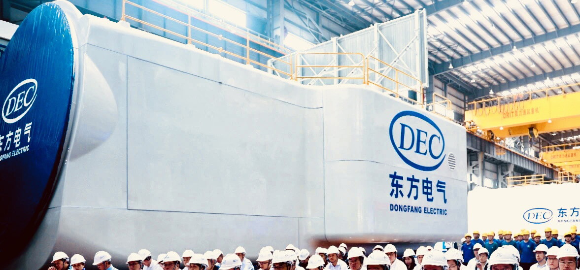 Dongfangの従業員は、会社の26 mwタービンのNacelleのそばに立っています