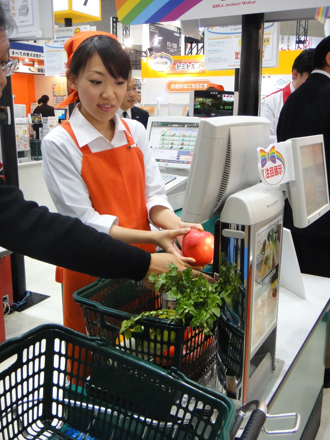Toshiba Tec's new supermarket scanner is able to identify grocery items based on their appearance, not barcodes (Photo: DigInfo)