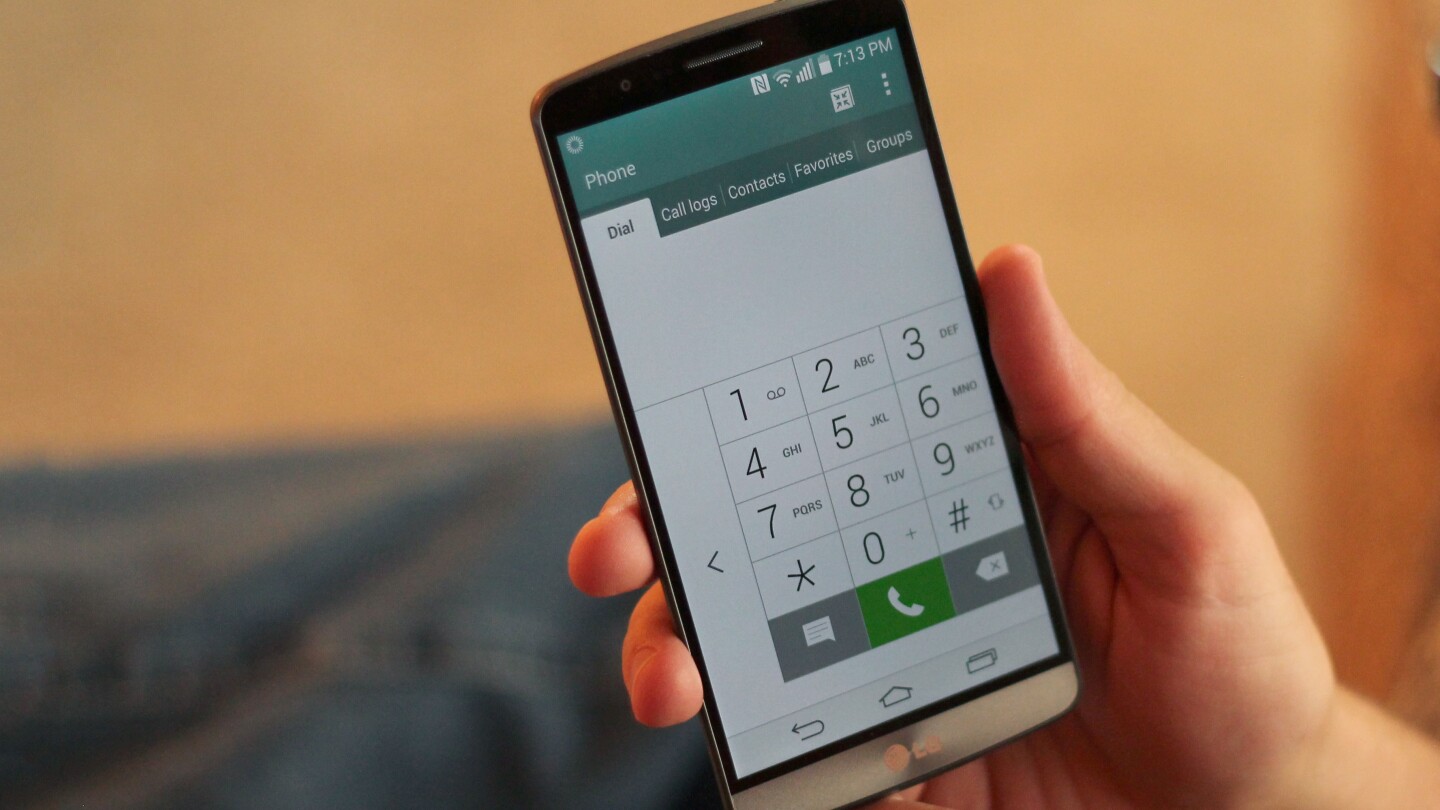 You can shrink the phone dialer (pictured), stock keyboard and lock screen passcode keyboard for one-handed use (Photo: Will Shanklin/Gizmag.com)