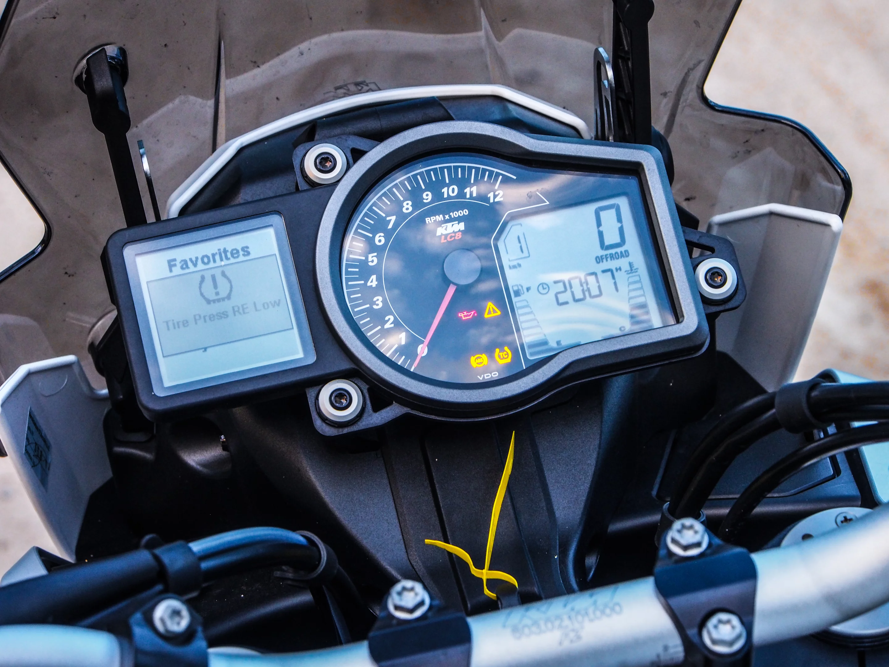 KTM Adventure 1190 R: simple but effective dash (Photo: Gizmag/Loz Blain)