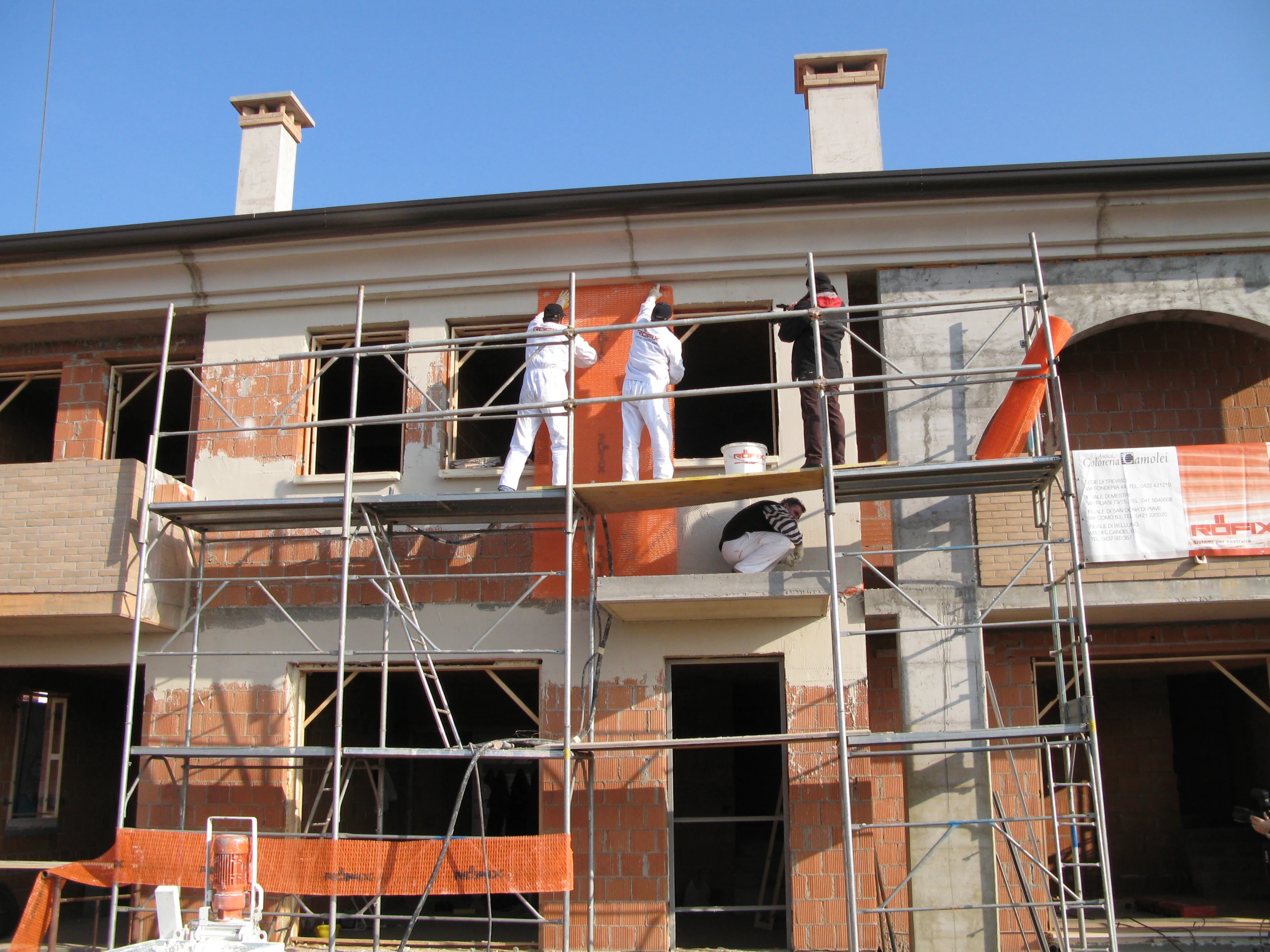 Sisma Calce being applied to a building exterior