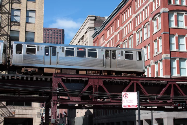 An overhead train of the Chicago 'L' system (Photo: Greg Kieca/Shutterstock)