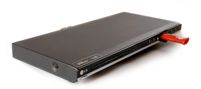 The Infinitec IUM stick lets you transfer wirelessly as much content as you can access from your laptop to any device with a USB port
